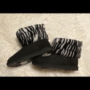 New women’s UGG zebra mini fluff boot 6Y\W7.5